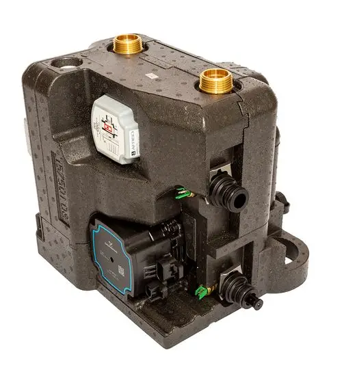 Hydraulikkomponente von Daikin mit mehreren Anschlussöffnungen und elektrischen Anschlüssen, vorgesehen für den Einsatz in Heizsystemen.